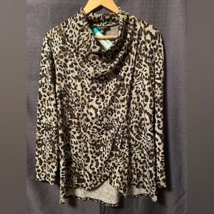 Soft loose fitting long sleeve leopard print top Womens size Large